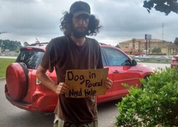Homeless Man Asks for Help for His Dog Outside Walmart; Woman Helps Him