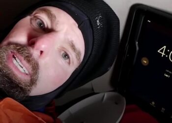 Veterinarian Spends Over 4 Hours in Chilly Dog House to Demonstrate How Bad It Is For Dogs